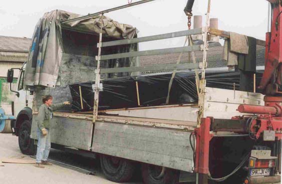 Der Lastwagen mit den Teilen kommt an