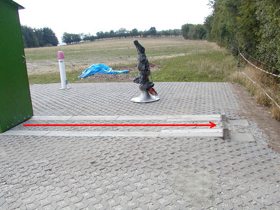 Plattform mit Säulen und Schutzhütte